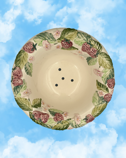 Assiette passoire vintage en barbotine décor fraises